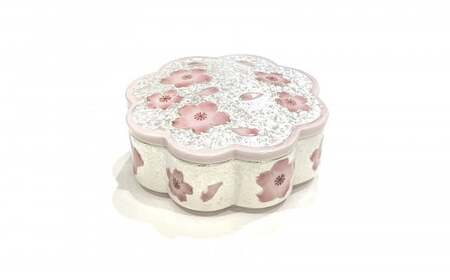 有田焼 春の器 虹彩桜花型 ボンボニエール 24to3【西富陶磁器オリジナル】食器 うつわ 器 菓子器 蓋物 磁器 小物入れ 小箱 桜 さくら ピンク ひなまつり お祝い ギフト bi073
