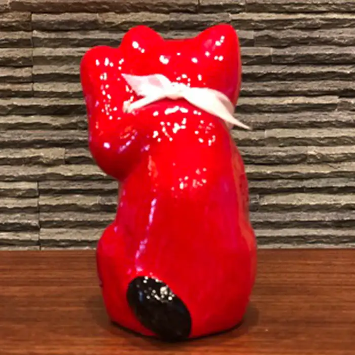 【鴻巣の赤物】招き猫（赤） 縁起物 ギフト 置物 インテリア 商売繁盛 金運 風水 開運招福 開業祝い 居酒屋 カフェ レストラン 美容室 まねきねこ コンパクト おしゃれ かわいい 玄関 猫好き 送料無料 No.005-01