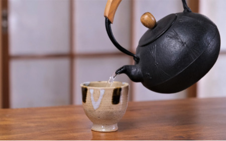 南部鉄器 鉄瓶（気づかい）丸形松 1.25L【IH対応】 /  【wsh918-k-mat-1d25A】