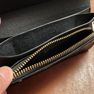 財布 美しいヌメ革で作られたロングトラッカーウォレット ブラック 財布