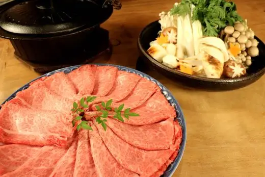 [A5等級] 飛騨牛 霜降り 牛肉 すき焼き ・ しゃぶしゃぶ 用 肩ロース 600g A5 和牛【岐阜県瑞穂市】