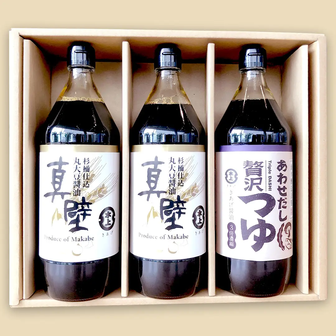 丸大豆醤油 ・真壁  ( 900ml  × ２本 )  と 贅沢つゆ ( 900ml × 1本 ) の 詰め合わせ きあげ 醤油 木桶仕込み しょうゆ しょう油 つゆ 天つゆ めんつゆ 調味料 国産 丸大豆 小麦 食塩 砂糖 みりん かつおぶし しいたけ 椎茸 昆布 こんぶ 老舗  鈴木醸造 桜川市 [EP006sa]