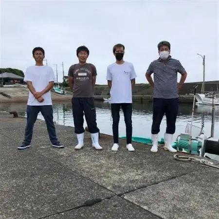 【金曜日発送】漁師直送!天然活メガイアワビ1kg(2～5枚)【配送不可地域：離島・北海道・沖縄県・東北・中国・四国・九州】【1532974】