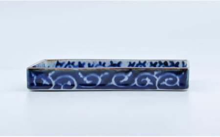 有田焼 唐草描分け 7寸正角皿 21cm【まるぶん】食器 器 うつわ 角皿 正角皿 メイン皿 ワンプレート 手描き 唐草 染付 青 ブルー お正月 ハレの日 | 90000円以内 9万円以内 | aw078