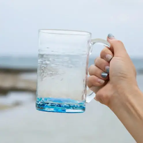 【RYUKYU GLASS WORKS 海風】オキナワオーシャン　ジョッキグラス ☆ 琉球ガラス 読谷村 沖縄 海の色 碧 蒼 青 ビアジョッキ 中ジョッキ うちなーすぐりむん 清涼感 地場産品 手作り 人気商品 サイズ違い有 プレゼントに 涼しさ演出 お祝いに オススメ 伝統工芸品
