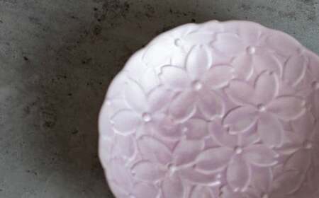 【日常に和の優雅さを】有田焼 mint. 桜彫り 12.7cm 深小皿 2枚セット (イエロー・ピンク)【金照堂】小皿 小鉢 副菜皿 副菜鉢 菓子皿 食器 皿 磁器 和食器 bj068