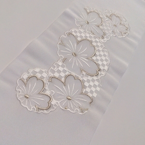 半衿 桜と市松 白地に白とシルバー 刺繍 半襟 白 シルバー 桜 市松 柄 袷 お単衣 着物 おきもの 刺繍 ポリエステル 洗濯可 振り袖 訪問着 篠原縫製 伊丹市 兵庫県