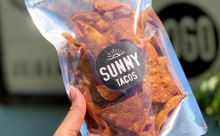 【SUNNY TACOS】黒糖シナモンチップス 220ｇ（110g × 2個） 沖縄県 おきなわ サニー タコス こだわり お菓子 手軽 子ども やみつき スナック おいしい 美味しい 人気 ご当地 名護市 なご 黒糖 おやつ 国産 県産