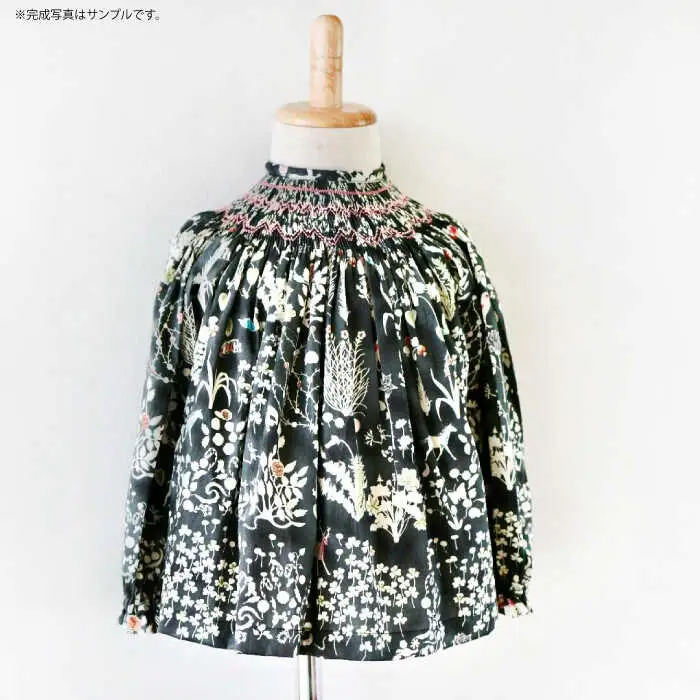 リバティ＜ベッツィーベリーネオンブルー＞スモッキング刺繍のビショップブラウス キッズサイズ 100 / キッズ ブラウス 刺繍 綿100％ リバティ / 諫早市 / まち工房 Filage[AHER001]