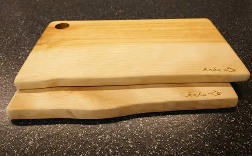 樺の小さなカッティングボード無垢材バターナイフ（右利き用）のセット（スクエアタイプ耳付き・大）【山仁物産 】