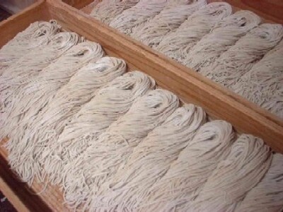 ≪数量限定≫ 老舗の年越しそば そば処泉家「生そば」5人前 麺つゆ（ストレート）付き 12月29日または30日お届け 国産 最上級石臼引き そば粉使用 蕎麦 生麺 生ソバ 年末発送