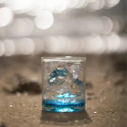 【RYUKYU GLASS WORKS 海風】オキナワオーシャン　ロック（レギュラー） 〇 沖縄 読谷村 夏 琉球ガラス GALA青い海 ガラス工房 東シナ海 青い空 ブルー うちなーすぐりむん 伝統工芸品 地場産品 人気商品 使い勝手よし プレゼントに サイズ違い有 お祝いに 爽やか 涼し気