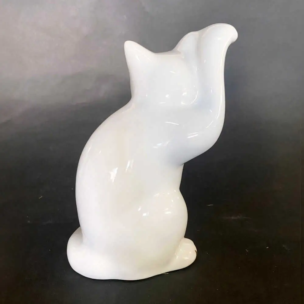 【瀬戸焼】横猫 ホワイト 本金 右手上げ 17.5cm 化粧箱入り【スズカ】 / 招き猫 インテリア 雑貨 置き物 開運 / 瀬戸市 [BBDJ009]