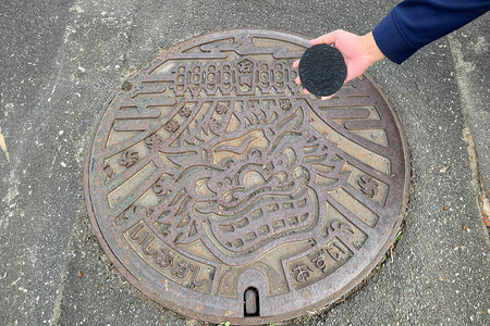 鋳鉄製 マンホールコースター ご当地マンホール 石岡市デザイン 祭り獅子モデル 1/6スケール 重厚感 コレクターズアイテム マンホールデザイン 伝統工芸 コレクション 祭り獅子モチーフ 茨城県 石岡市 (F05-001)
