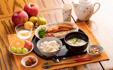 【羽地民泊 座喜味】宿泊券2泊（4名様）【朝食＆夕食付】 古民家 宿泊 チケット 宿泊券 観光地 ジャム作り 名護パイン園 民泊 アクティビティ 食事付き 朝食 夕食 体験 伝統 郷土料理 旅行 大自然 宿泊施設 沖縄 おすすめ
