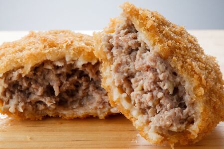 メディアで紹介される人気店！ 国産 和牛 お肉屋さんの手作り 肉総菜 3種セット詰合せ　合計9個（和牛コロッケ・和牛メンチ・かずさ和牛ハンバーグ）| かずさ和牛工房 ジャパンフードセレクション 金賞 肉専門店 牛肉 牛 肉 にく 和牛 かずさ和牛 国産 ハンバーグ コロッケ メンチカツ お惣菜 セット 詰合せ お弁当 おつまみ 揚げ物 オススメ 千葉県 君津市 きみつ
