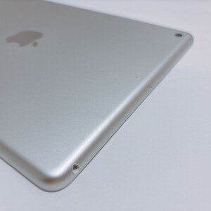 iPad 第6世代 Wi-Fiモデル シルバー iPad【32GB】【中古】