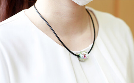 【 南部花とんぼ玉 】 革ネックレス （ 緑花 ） ／ とんぼ玉 アクセサリー ネックレス 一つだけ オンリーワン 蜻蛉玉 ガラス細工 工芸品 和装 プレゼント ギフト 贈り物 誕生日 和服