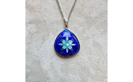 七宝焼ネックレス雫型《ラ・フルール》アクセサリー ジュエリー ネックレス ペンダント 装飾 工芸 工芸品 伝統工芸 伝統 七宝 七宝焼き しっぽうやき 焼き物 受注生産 職人技 職人芸 作品 工芸作品 芸術作品 ご褒美 上品 華やか 花 フラワー 植物
