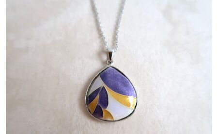 七宝焼ネックレス雫型《木の葉:紫黄》アクセサリー ジュエリー ネックレス ペンダント 装飾 工芸 工芸品 伝統工芸 伝統 七宝 七宝焼き しっぽうやき 焼き物 芸術 芸術品 受注生産 職人 職人技 作品 ご褒美 上品 華やか 植物 木の葉 葉 葉っぱ