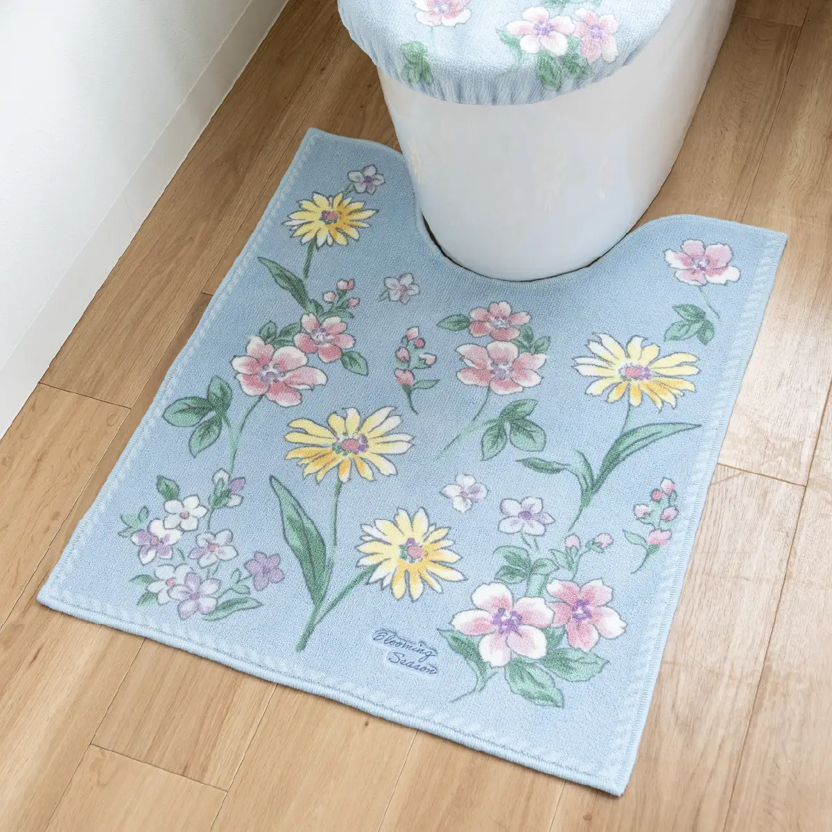 ブルーミングシーズン ロングトイレマット 約75×63cm ブルー 抗菌防臭 おしゃれ かわいい 洗える 花柄 大判 トイレ マット
