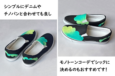 スニーカー moku-surf D 手描きスリッポン 左右非対称デザイン 雲柄 グラデーション 黒地 アシンメトリー 大人可愛い おしゃれ おすすめ レディース メンズ ユニセックス ワイズ 2E 22.0～28.0cm【受注制作】ハンドペイント カジュアルシューズ おすすめ おしゃれ 大人かわいい オリジナル 世界で一つ オリジナルデザイン