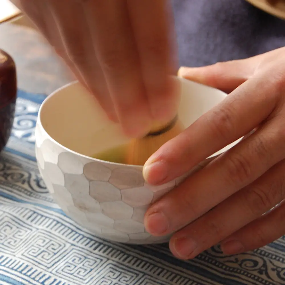 【萬古焼（ばんこやき）】愛着が色にでる茶器。焼き上がりから、使い込む程に色が変わる。萬古焼の新鋭アーティスト岡井翼。ひとつひとつダイヤの形を彫り込んだ「銀彩ダイヤカット茶碗」【岡井翼　銀彩　ダイヤ　1点もの　三重県 四日市市 四日市】