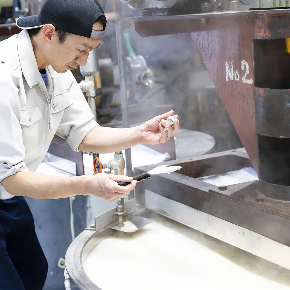 四日市認定地場特産品【泗水十貨店（しすいじっかてん）】オリブ透明石けん　川村養蜂場のハチミツ配合　手提げ袋付き【無添加 純石鹼　暁石鹸 石鹼 職人こだわり製法 石けん せっけん 石鹸 ソープ フェイスウォッシュ メイク落とし 無添加 天然 自然派 ナチュラル 肌にやさしい 敏感肌 三重県 四日市 ふるさと納税】