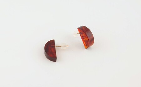 Amberlogue ピアス 半円形（金属素材：K10　琥珀：18×5×8.5mm　サイズ：全長8.5mm）