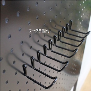 突っ張りパンチングパネルW200 黒　壁面収納 つっぱり 有孔ボード 20cm マグネットボード 壁掛け ラック スチールパネル パンチング ペグボード パンチングボード スリム 省スペース 玄関 キッチン 洗面所 ヘルメット 日傘