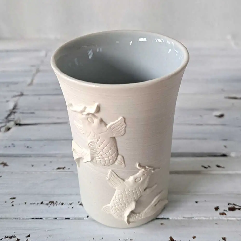 【瀬戸焼】 夫婦鯉 ぐい呑 青磁 【立峰陶苑】 / 酒器 カップ ぐい呑み ギフト / 瀬戸市[BBEJ003]