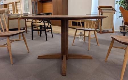 府中家具　MARU TABLE　φ1100　ウォールナット ／ 丸テーブル 円形テーブル 無垢 テーブル ダイニングテーブル 木製 家具 北欧 インテリア デザイン家具 彫刻脚 安定感 職人家具 オイル仕上げ 天然木 府中市 広島県 No.1199-03