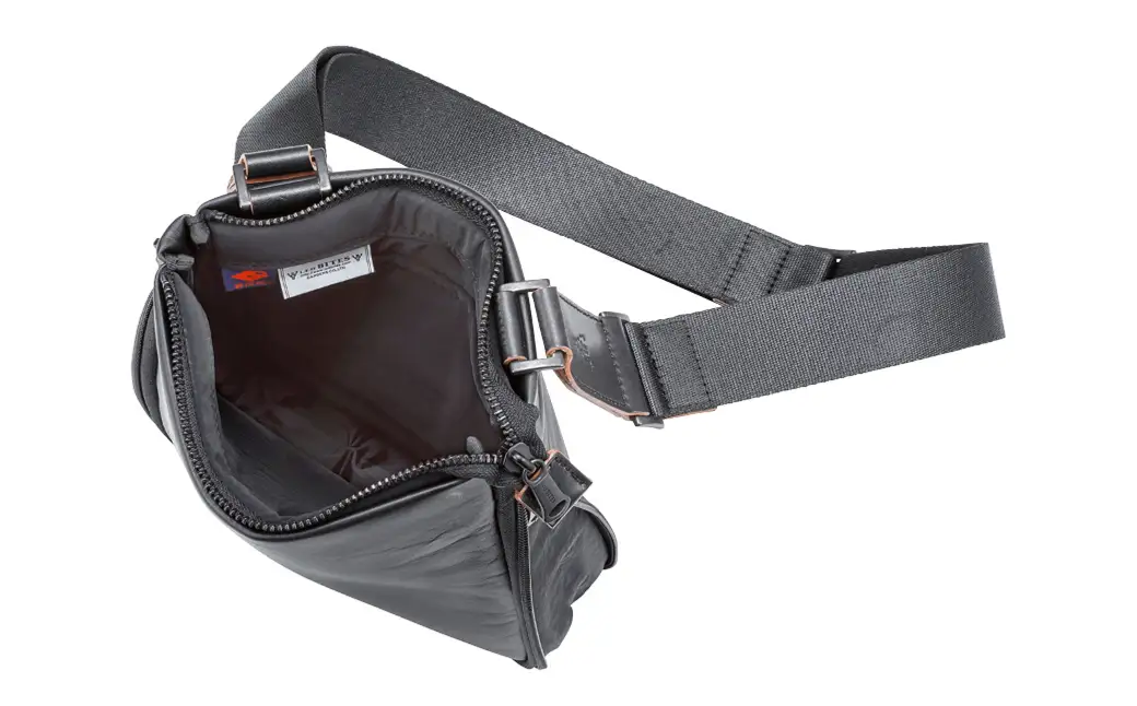 豊岡鞄 L.E.D BITES HORSE ショルダーバッグ B301T ブラック / エルイーディーバイツ メンズ 紳士 馬革 ブランド 薄マチ スマートシルエット アオリポケット シンプル スーツ カジュアル バッグ カバン かばん 鞄 木和田正昭商店
