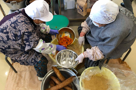 浜田市弥栄町のおばあちゃんたちの手作り「いぶり香香（こうこう）」 漬物 野菜 だいこん たくあん 大根 いぶりこうこう 燻製 おつまみ お酒のお供 【109_1352】