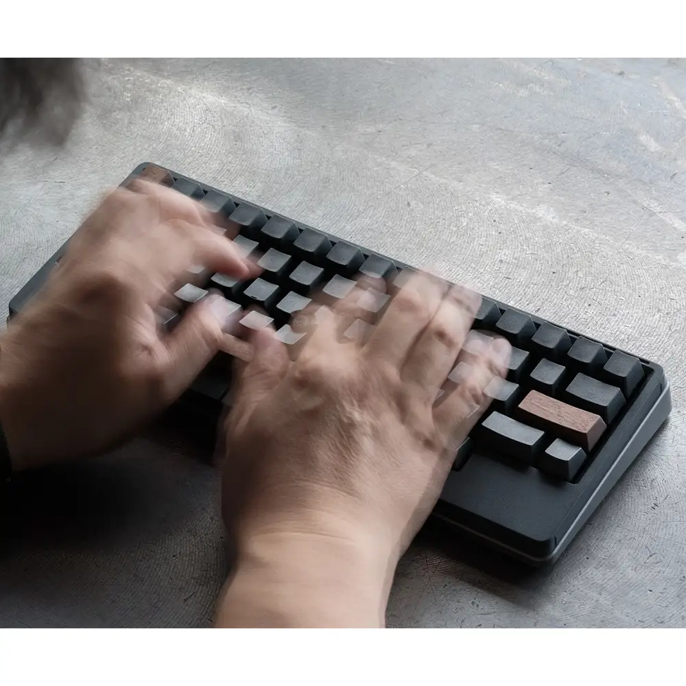 HHKB Studio専用 木製キートップ 英語配列 ウォールナット ／ HHKB Studio キートップ 木製キーボード ウォールナット 無垢材 キーキャップ 高級キーボード カスタムキーボード 静音タイピング 打鍵音改善 タイピング快適化 デスク環境 おしゃれガジェット 経年変化 手触り 重厚感 日本製 精密加工 ハンドメイド 広島県 No.1228-01