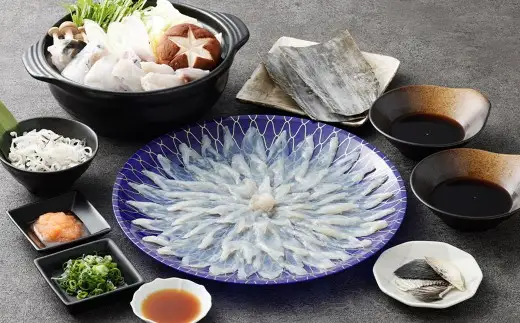 戸石産とらふぐ刺身＆鍋用アラ／昆布セット 【2026年11月上旬～2027年3月下旬発送予定】 魚 魚類 フグ ふぐ 河豚 とらふぐ 鍋 鍋料理 鍋セット 刺身 アラ 昆布 出汁