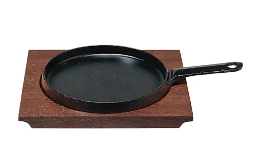トキワ鉄器 ステーキ皿 （ 木台タイプ ） 柄付浅型小 18cm 324 くわな鋳物 職人 蓄熱性 保温力 浅型 柄付 お皿 皿 食器 オシャレ 日常使い 重厚感 伝統 匠の技 食卓 プレート 鉄板