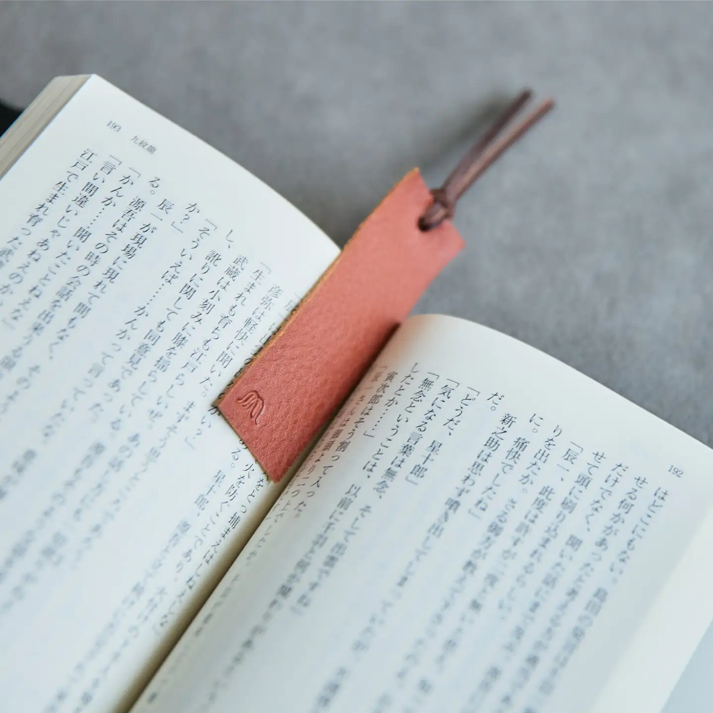 革 ブックカバー A5判（ブラック）/ 革 ブックカバー 本 ブック カバー おしゃれ ビジネス プレゼント ギフト 日用品 A5 a5 A5サイズ 革 革小物  黒 / 諫早市 / 伊東製靴店 /[AHCN014]