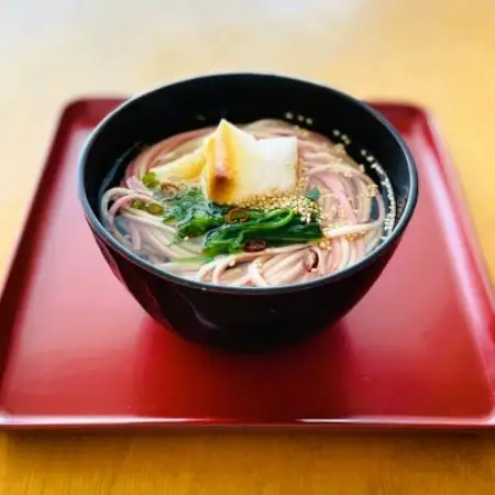 富山県砺波市　180年の技法を伝承した手延べ紅白うどん　柿里商店「縁のむすび8袋入つゆ付」意匠登録済【1707306】