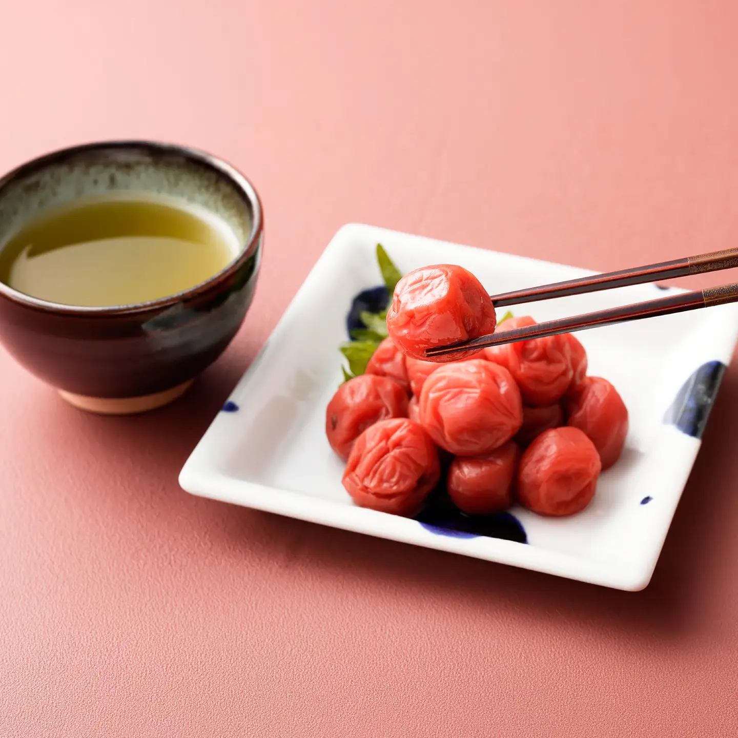 【全6回定期便】梅干し 七折小梅の梅干 900g プラケース・化粧箱付き / 梅 うめ 梅干し 梅干 うめぼし 小梅 しそ梅 紫蘇 梅 ウメ しそ しそ梅干し  赤しそ おにぎり 産地直送 お取り寄せ 贈答 愛媛県砥部町 / 農事組合法人ななおれ梅組合[BJAG015]