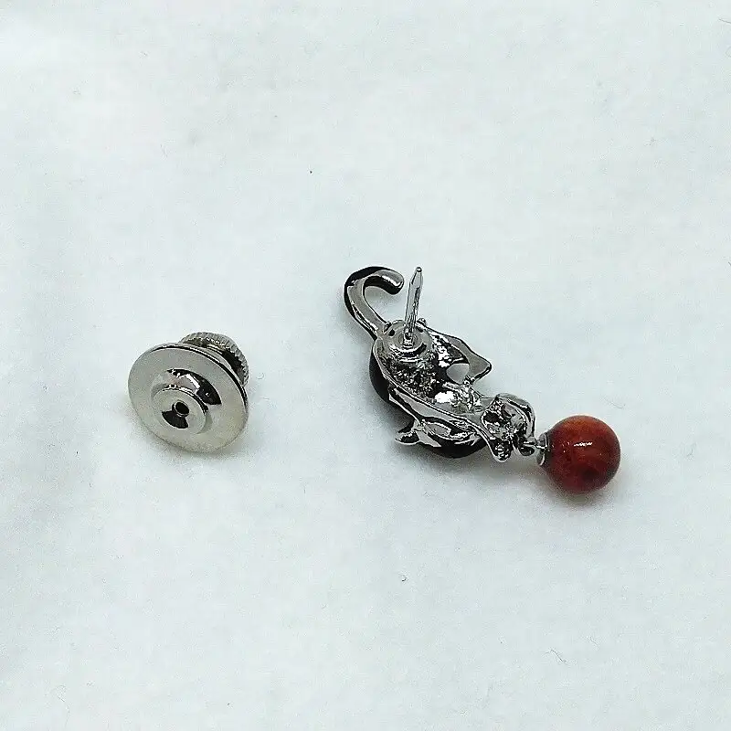2146 珊瑚ピンブローチ・黒ねこ（アフリカ珊瑚） 還暦祝い 贈り物 かわいい アクセサリー カジュアル 母の日 プレゼント ねこ 黒猫と毬