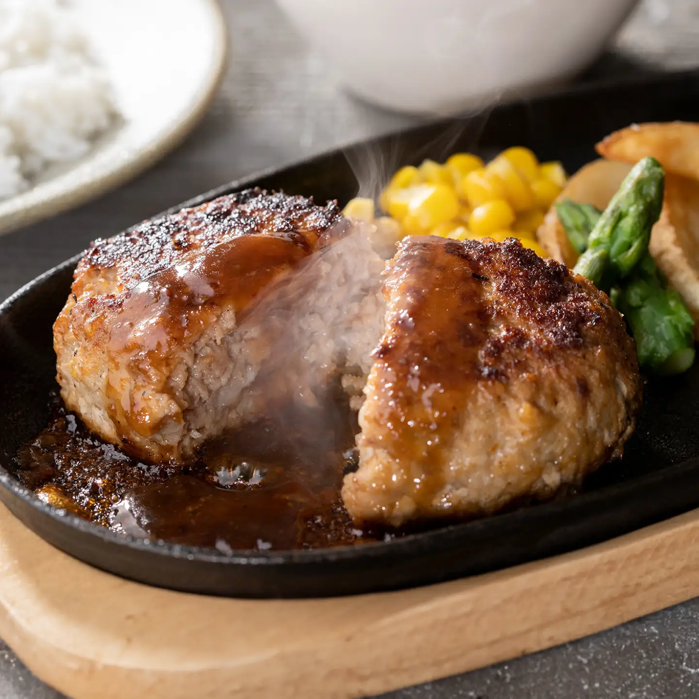 【全3回定期便】赤牛ハンバーグ 約150g×10個 計約1.5kg 和牛 ハンバーグ 小分け 冷凍 惣菜 牛肉 あか牛【阿蘇牧場】[AYBX104]