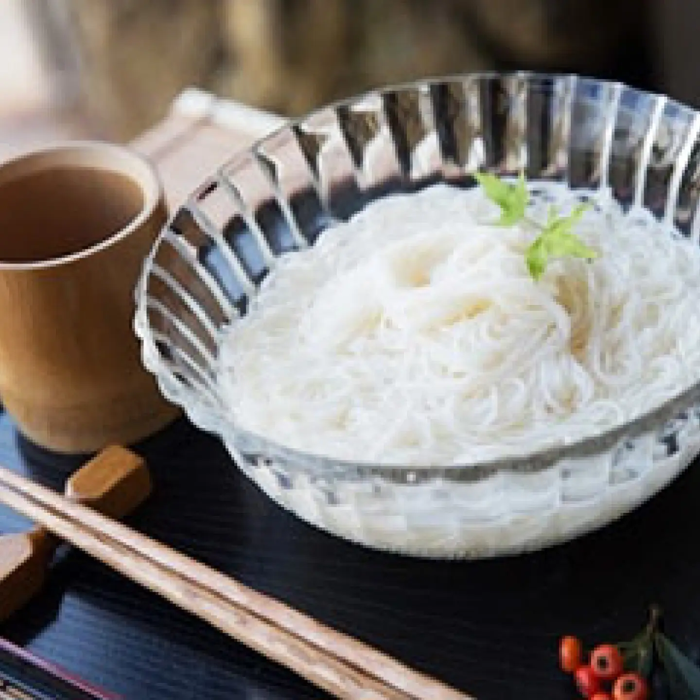 【昔ながらの手延ばし製法】手延べそうめん 冬季限定製造 木箱入り 麺つゆセット 1800g 麺つゆ190ml×2 / そうめん ソーメン 島原手延そうめん / 南島原市 / 高橋謙作製麺[SGY009]