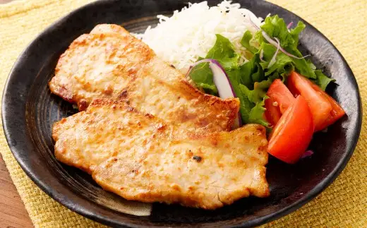 【3回定期便】【村上市 豚】 岩船豚 ロース味噌漬け 計約800g（約200g（タレ込／2枚）×4パック） ／ 肉 にく お肉 豚肉 ぶた肉 ブタ肉 ポーク ロース肉 みそ漬け 味噌だれ ジューシー やわらか 小分け 冷凍 国産 001-0015