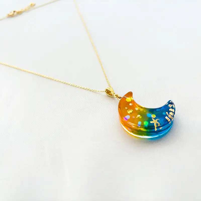 レジン製の三日月ネックレス アクセサリー レジン 手作り 一点物 山陽小野田市 F6L-1483