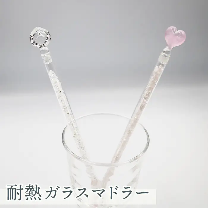 【小さな宝石箱】天然石入り ガラスマドラー １本 《キューブチャーム》 《数量限定》マドラー 天然石 ジェムウォーター パワーストーン 耐熱ガラス ローズクォーツ クリアクォーツ ヒマラヤ水晶 さざれ石 ハンドメイド ガラス工芸品 ギフト 贈り物 雑貨 千葉県 鴨川市 [Sansui Style][0023-0004]