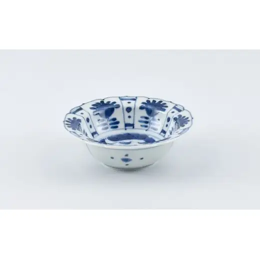 有田焼 美しい絵柄の輪花小鉢 4個【まるぶん】食器 器 うつわ 小鉢 4個 セット 手描き 赤絵 染付 おつまみ 前菜 ギフト 和食 A80-65