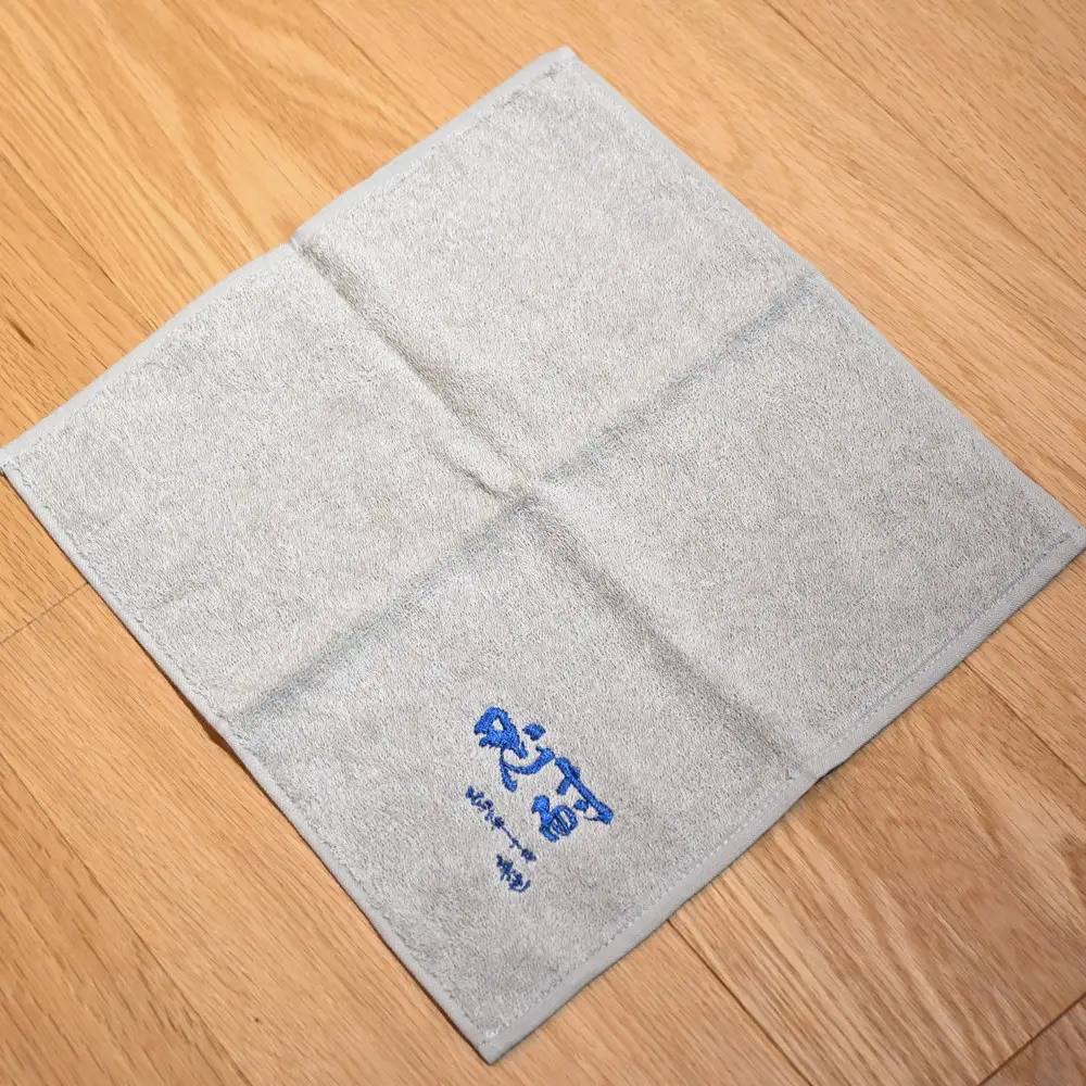 野口英世記念館 オリジナル自筆の書 「忍耐」 刺繍　今治製タオルハンカチ 2枚組 [白・グレージュ] | ここでしか手に入らない 猪苗代 福島県