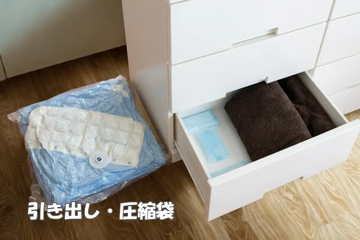 【定期便4回（3か月に1回）】シリカゲル乾燥剤 じめとりこ（パックタイプ80g×4個） | 湿気とり 日用品 除湿 乾燥剤 コンパクト 湿気取り 湿気対策 脱臭 梅雨 夏 愛知県 春日井市