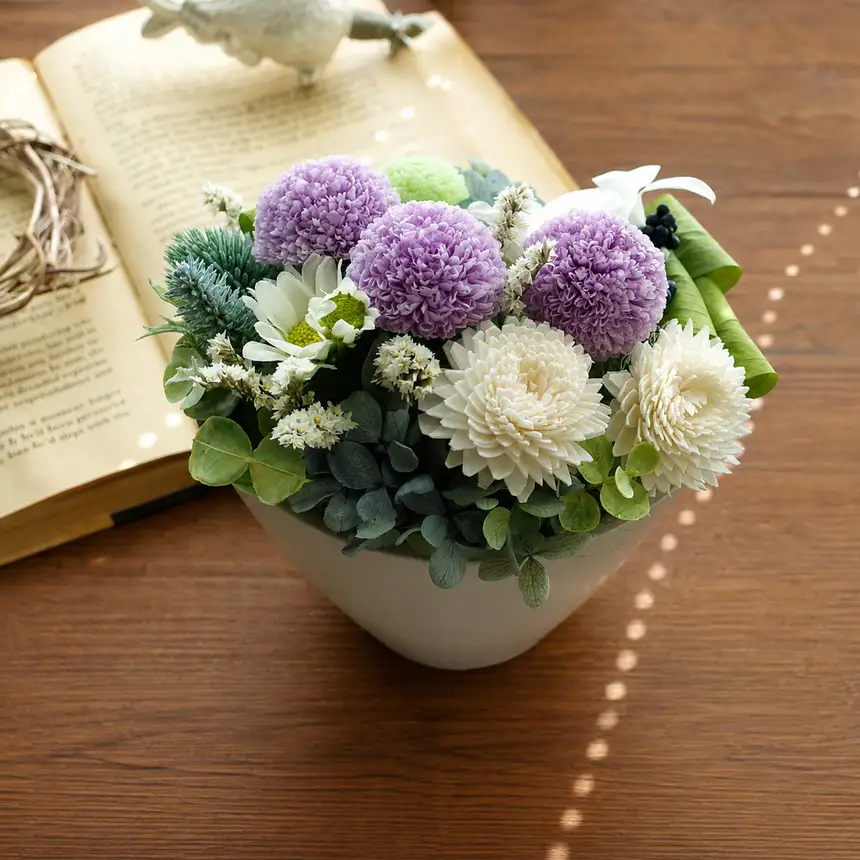 想いを静かに届ける、手仕事仕立てのお供えアレンジメント アクリルケース入り | Flower Shop 花野果